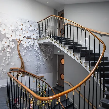 Cheval De Bronze Hotel